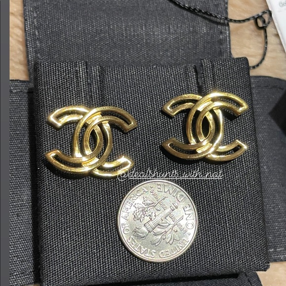 ⭐️SOLD⭐️Chanel 20K Stud Earrings - Picture 3 of 5